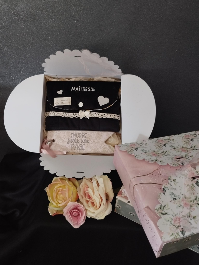 coffret cadeau maîtresse pochette+ marque pages(en stock)