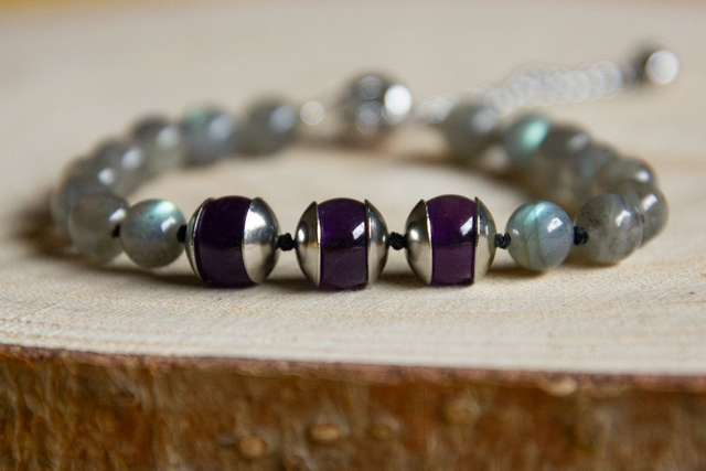 (M-L) Labradorite + Améthyste / Bracelet ajustable en soie nouée  (perles ~6,5mm et ~8,4mm)