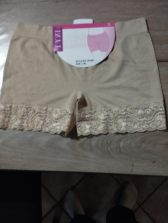 Shorty beige avec dentelle taille L