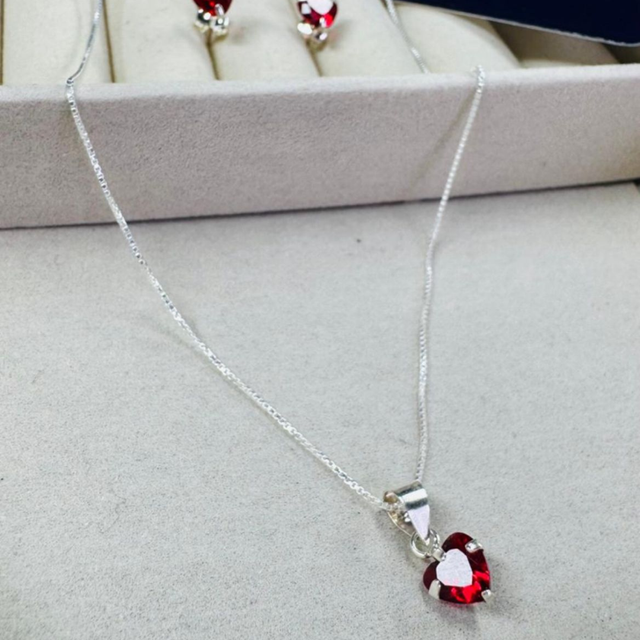 O Conjunto Ponto de Luz é a escolha perfeita para quem ama brilho delicado e elegante.