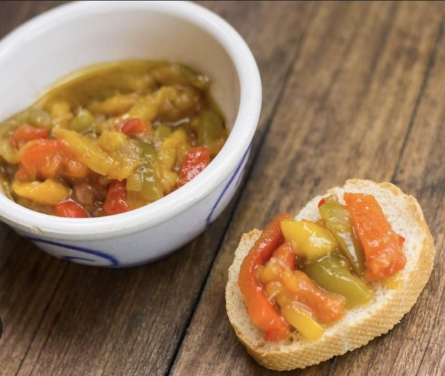 Toast aux poivrons marinés maison