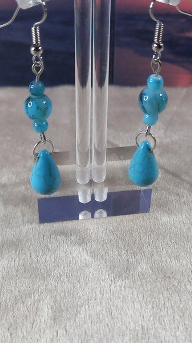 boucles d’oreilles turquoise, perles turquoise naturelles, bijoux artisanaux femme, acier inoxydable, boucles bleu lagon