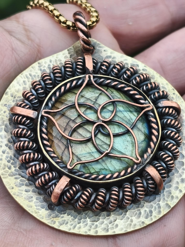 Pendentif Talisman Fleur de Vénus & Labradorite – Pièce Unique Puissante