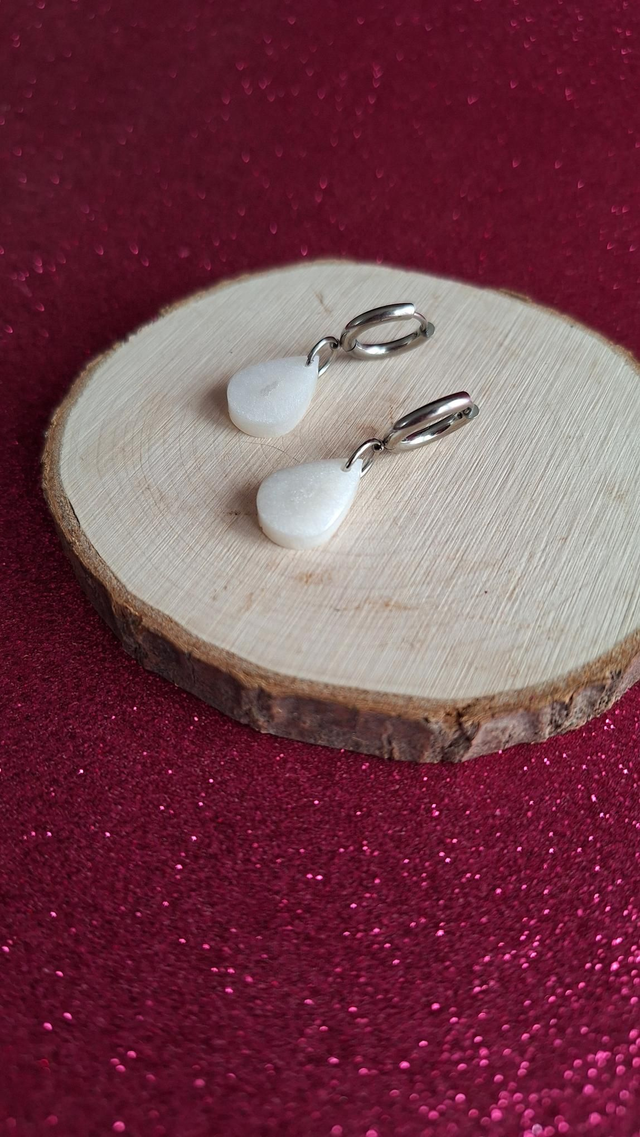 Créoles argentées gouttes blanches 