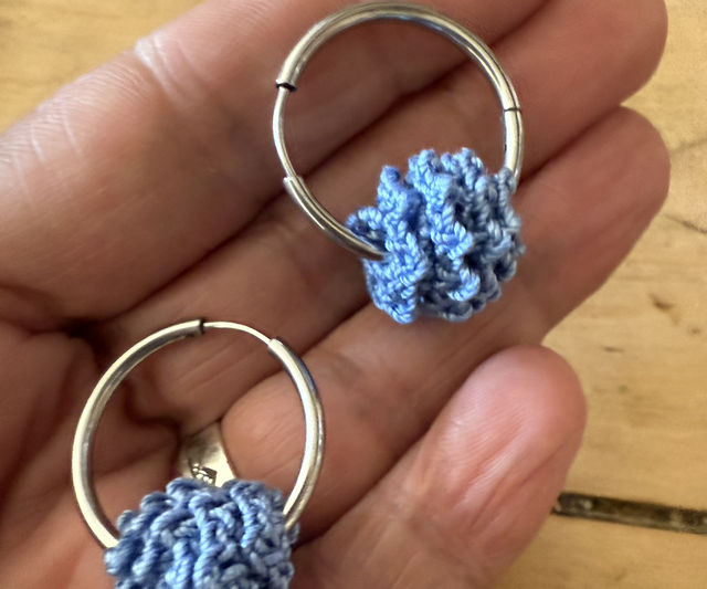 Créoles bleu jean au crochet 