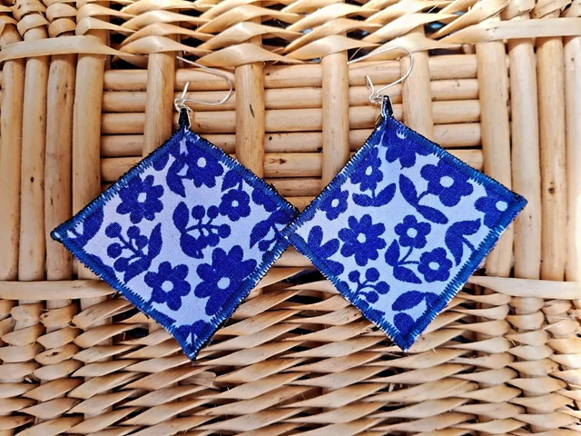 Boucles d&#039;oreilles en textile losanges bleus