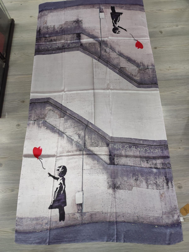 Stola Girl with Balloon di Banksy in seta