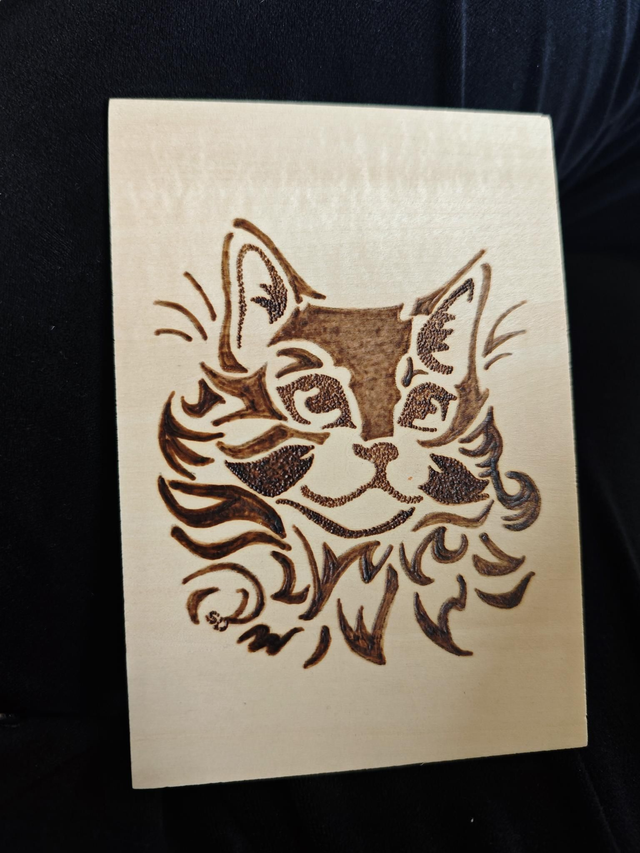 Carte postale en bois – Chat pyrogravé