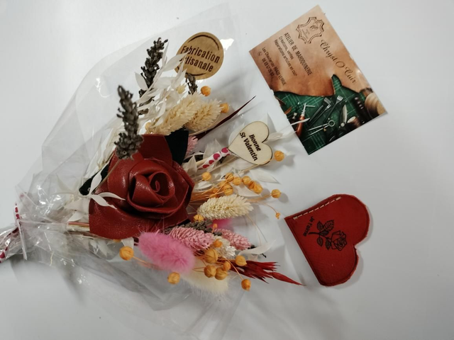  St Valentin Une rose en cuir accompagnée de son coin de page offert