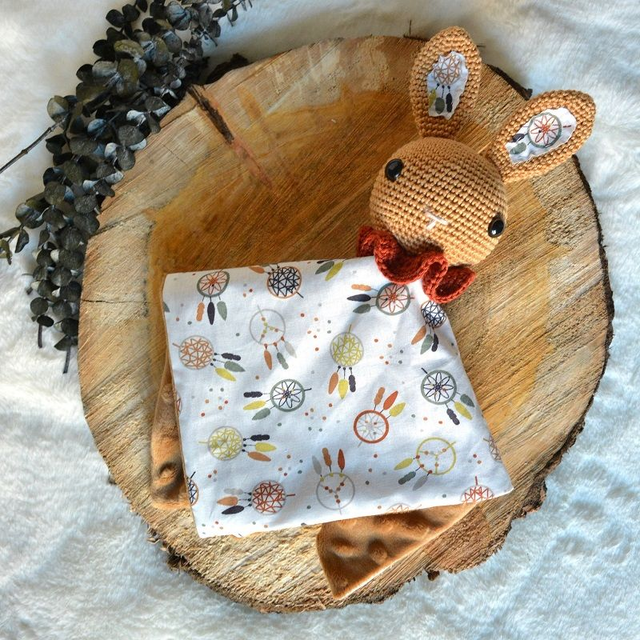 Doudou lapin moutarde motif attrape-rêve
