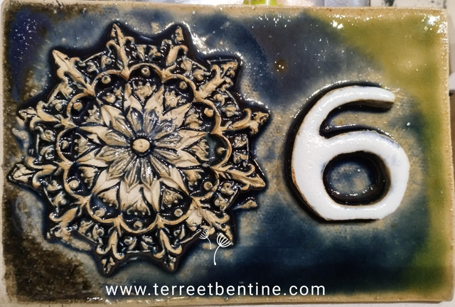 1 Chiffre + motif en bas relief en grès 