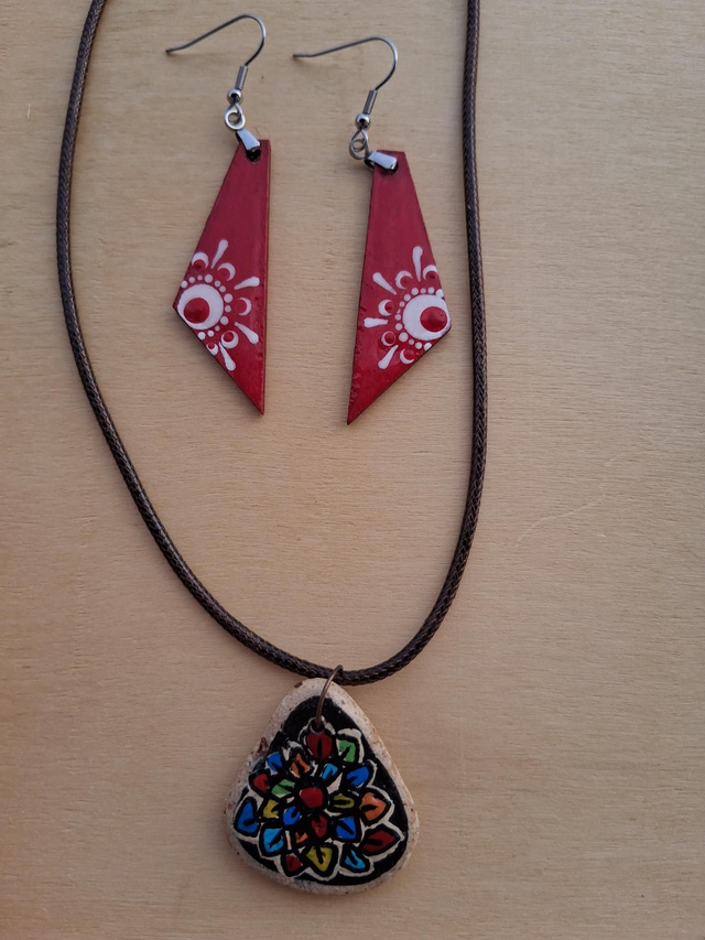 Ensemble collier en galet et  boucles d'oreilles en bois mandala