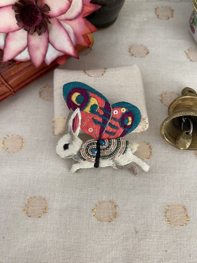 Broche brodée &quot;papillon&quot; rose