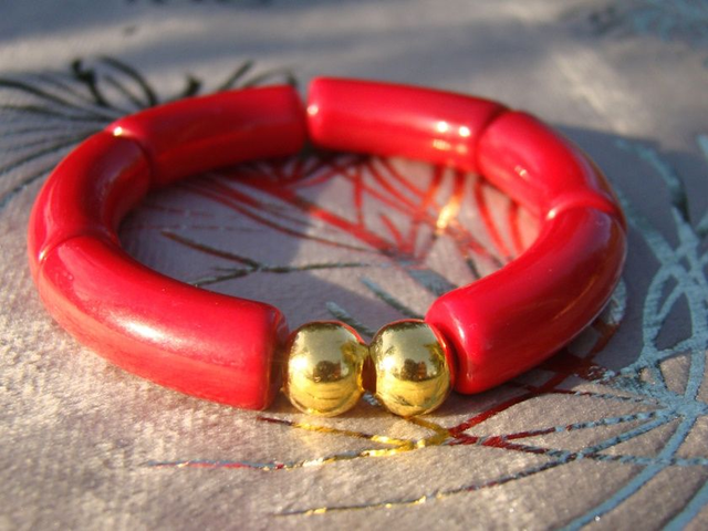 Bracelet perles tubes incurvées acryliques unies Khazaana rouge