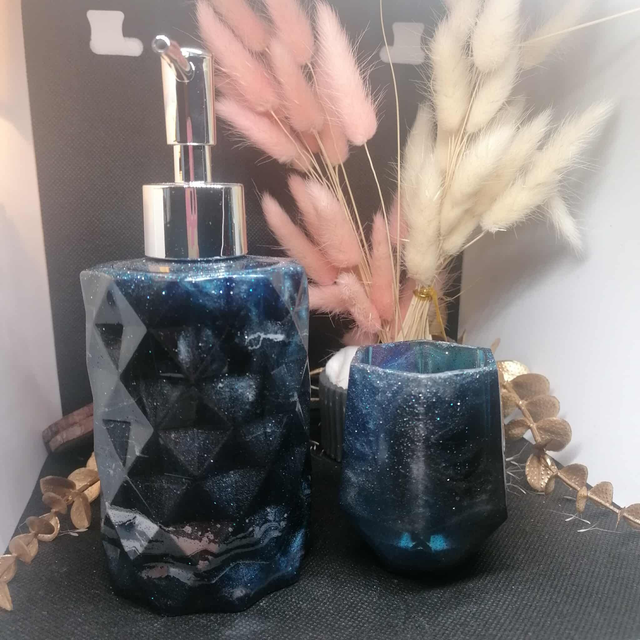 Ensemble distributeur de savon et pot assorti