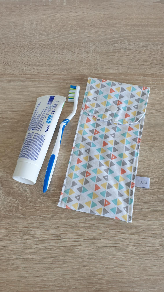Etui à couverts ou brosse à dents imperméable triangles