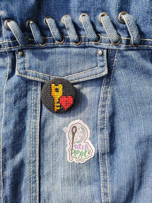 Clé et coeur Badge ou porte clé brodé à la main pixel art