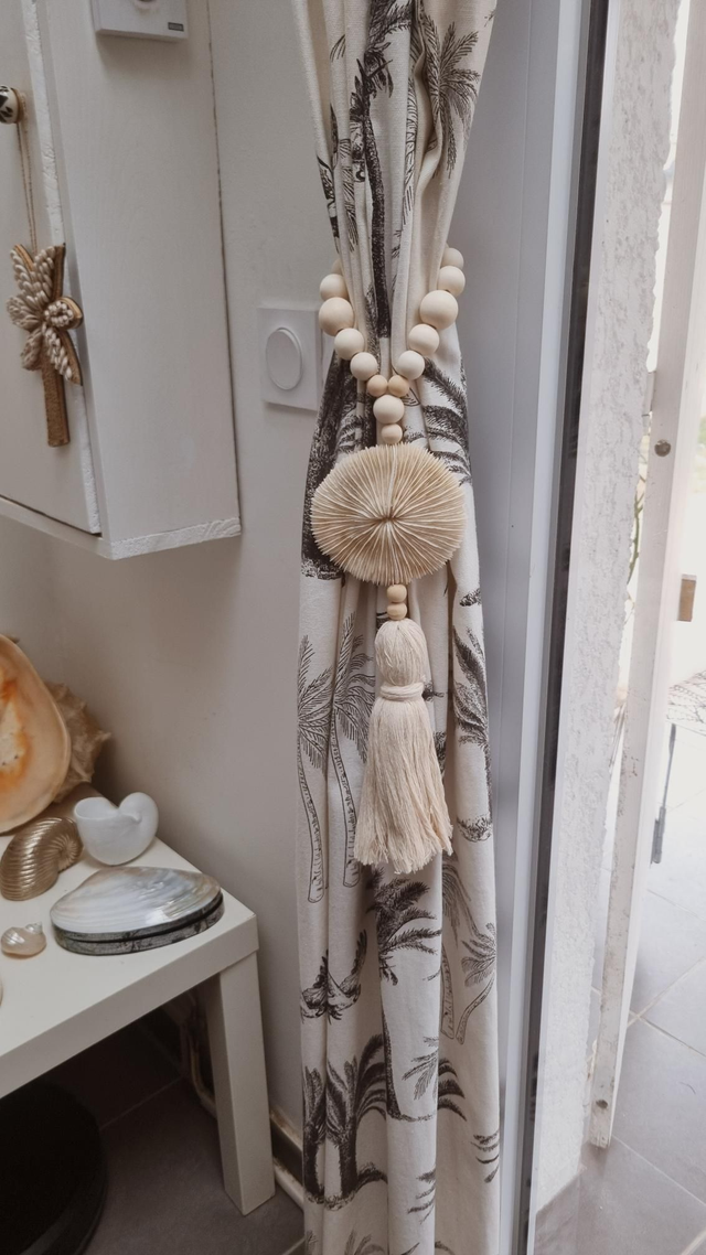 Embrasse corail - pompon beige 