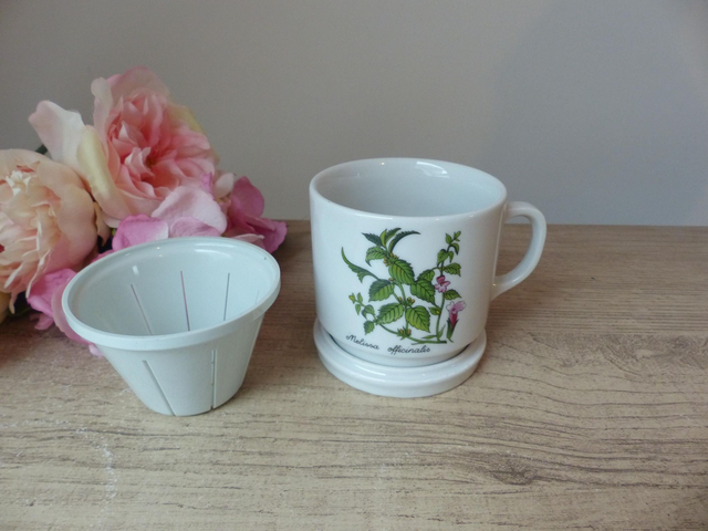 Tisanière vintage en porcelaine – décor fleurs de mélisse – avec filtre et couvercle – fabriquée en Allemagne