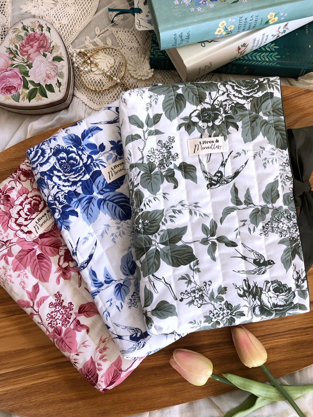 Pochette à livres en coton matelassé Philomèle bleue - ouverture latérale avec nœud