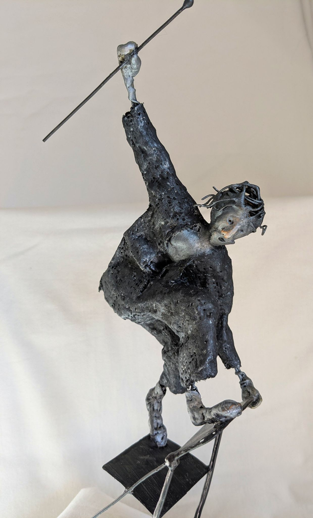 L'équilibriste sur une chaise, sculpture noire et argent