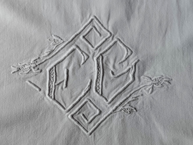 Monogramme EG sur drap ancien forme losange motif floral