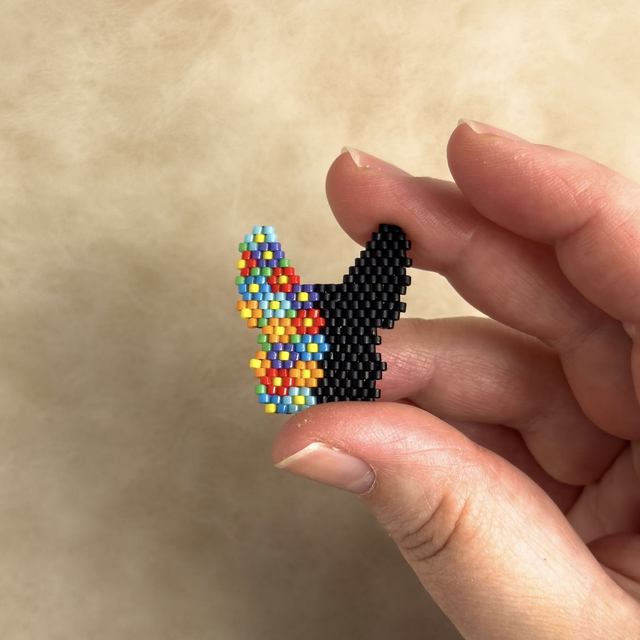 Bouledogue Fleuri – Broche tissée main