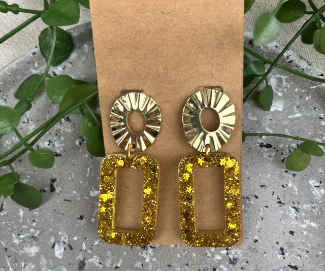 Boucles d’oreilles fantaisie dorées et paillettes 