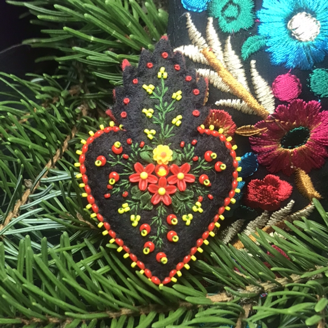 Broche ex-voto noir/rouge/jaune perlé