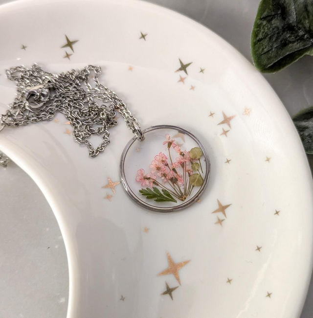 Colgante redondo con mini flores de encaje