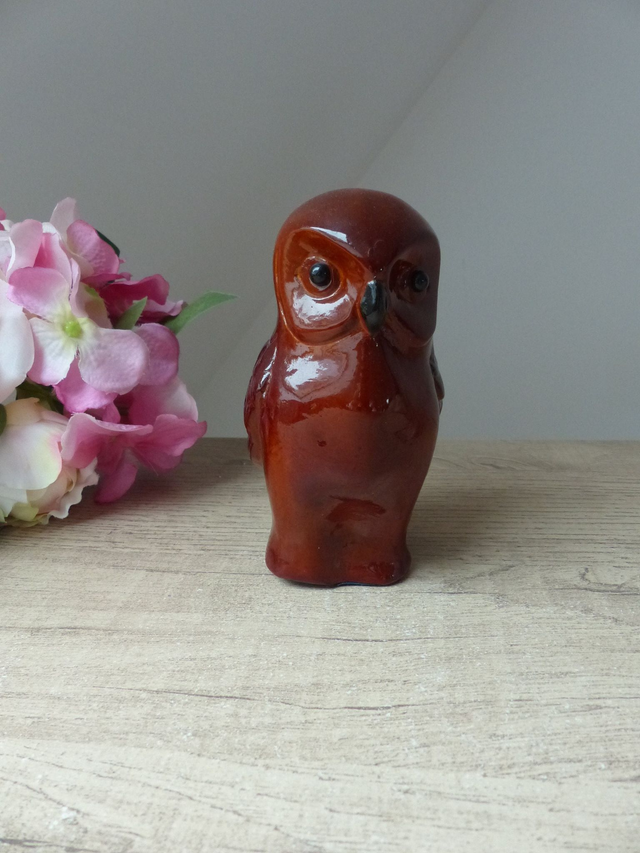 Statuette vintage chouette en céramique rouge bordeaux – décoration années 70-80 – ambiance rétro et chaleureuse - cadeau collection hiboux