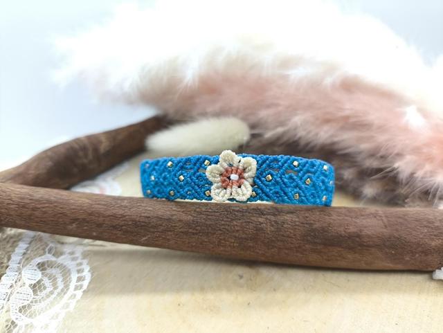 Bracelet bleu tissage travaillé fleur de cerisier. Insertion de perles miyuki.