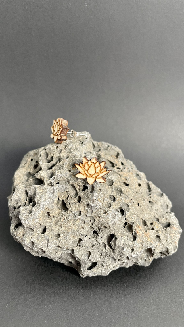 Fleur de lotus - Boucle d'oreille puce