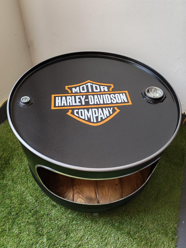 Table basse ronde réalisée en tonneau baril bidon d'huile recyclé personnalisé