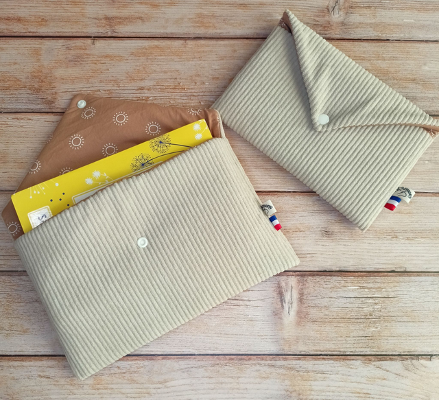 Pochette à livre broché velours beige