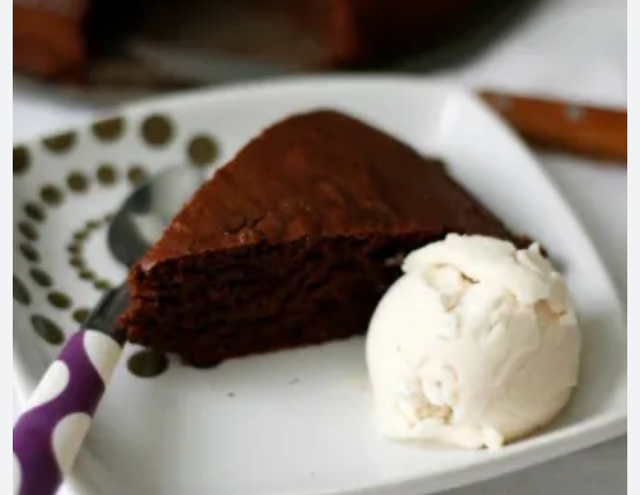 Gateau du jour et boule de glace 