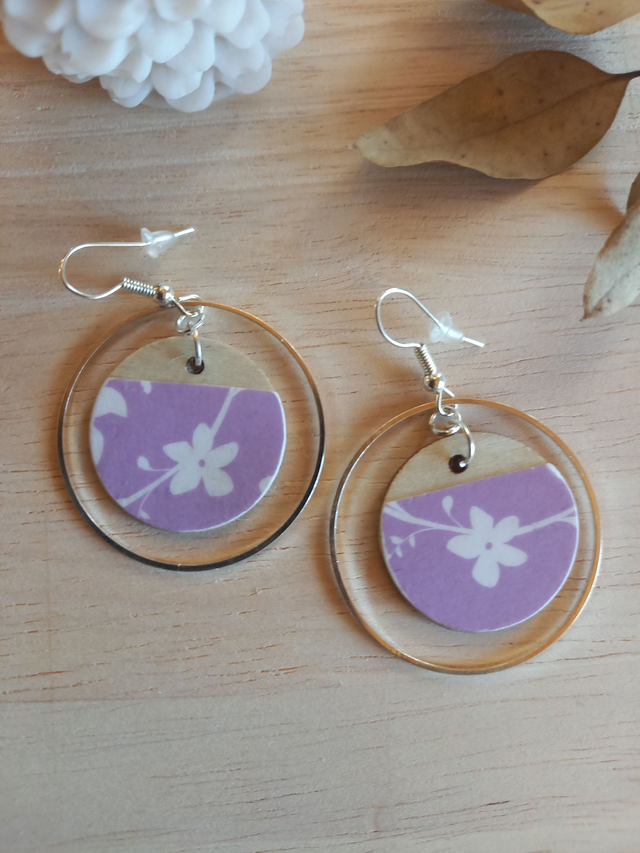 Boucles d&#039;oreilles Bois - disque bois et papier décoratif printemps - fleurs et fond parme - montures argentées