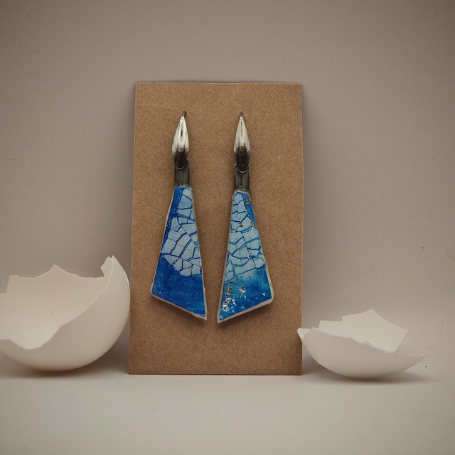 Boucle d'oreille bleu avec éclat de feuilles argentés 