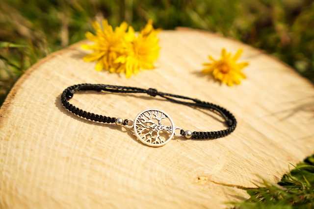 Bracelet en micro-macramé noir avec pendentif Arbre de Vie argenté