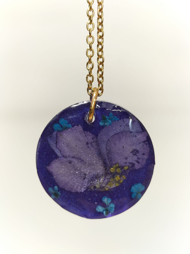 Pendentif bleu et fleur violette