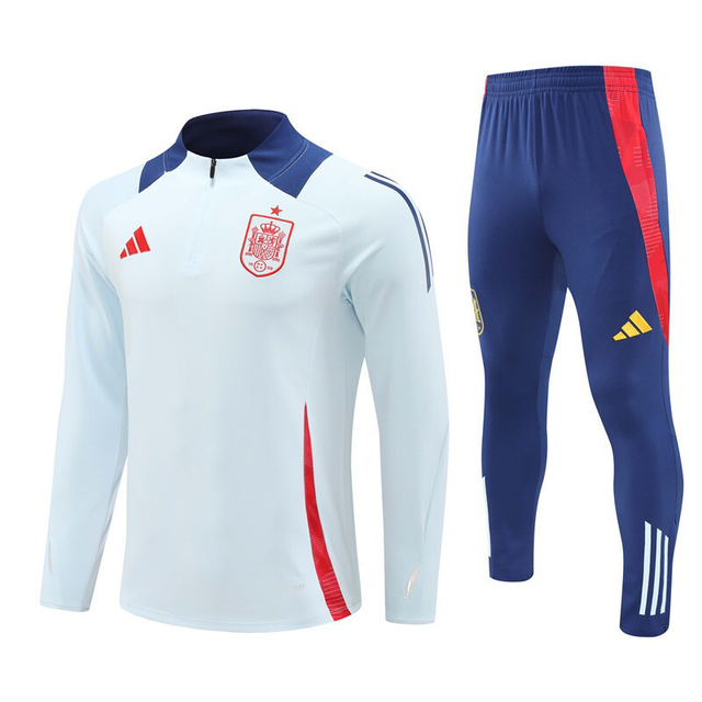 Conjunto verde, claro pantalón de chandal azul oscuro y sudadera selección española 2024