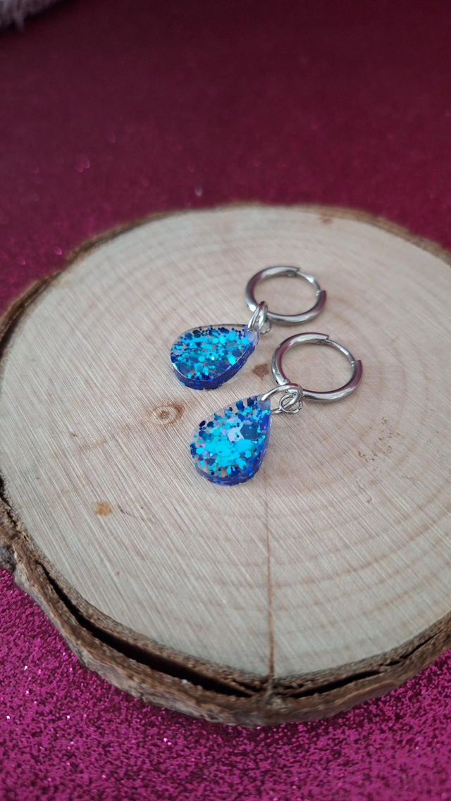 Créoles argentées gouttes paillettes bleues 