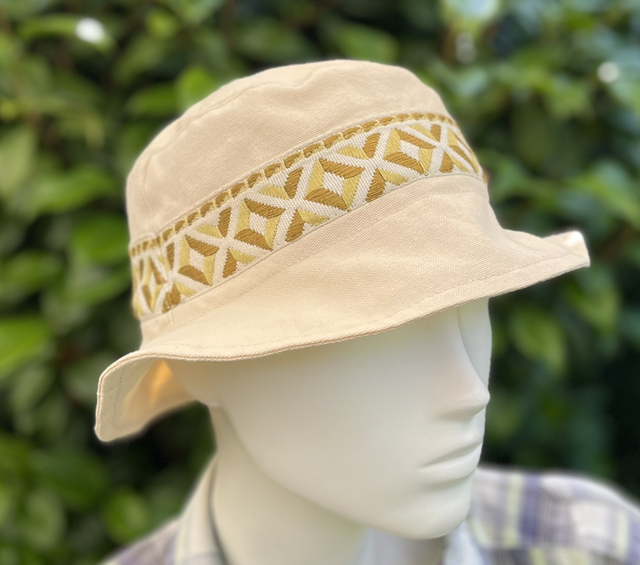 Ecru hoedje met groene band