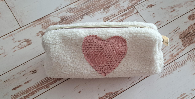 Trousse moumoute blanche à cœur rose