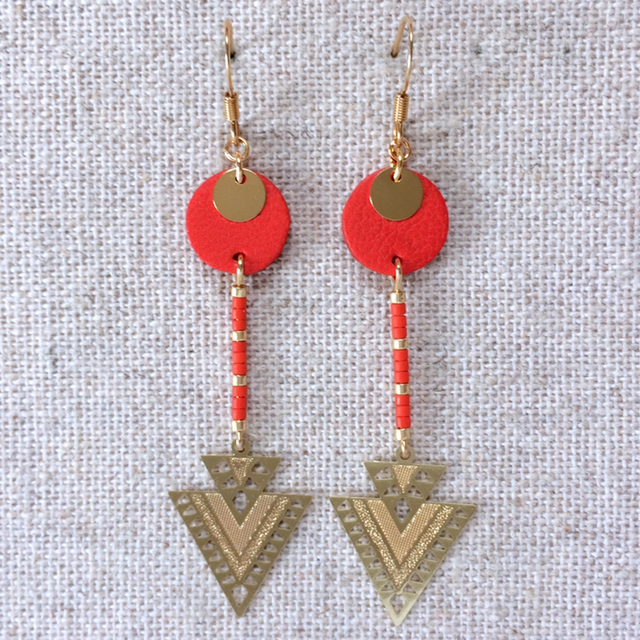 Boucles d’oreilles « Tierce » dorées, cuir orange vif 