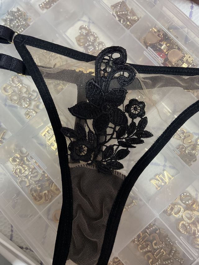 Braguita de tule ,colores variadas y Personalizadas con los nombres deseados, talla Única ya que tienen laterales regulables