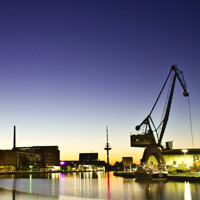 Kran und Turm bei Nacht