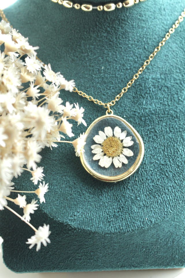 Collier marguerite en plaqué or avec breloque de véritable fleur pressée