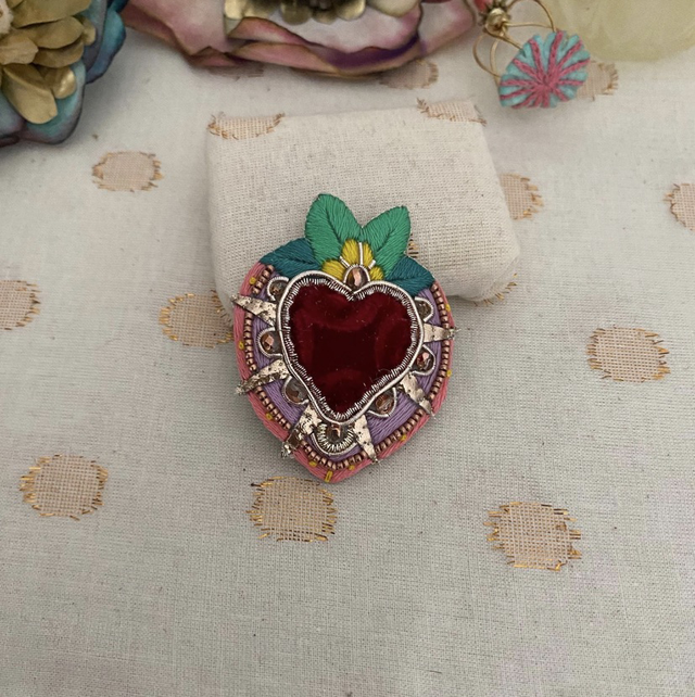 Broche cœur sacré fleur jaune
