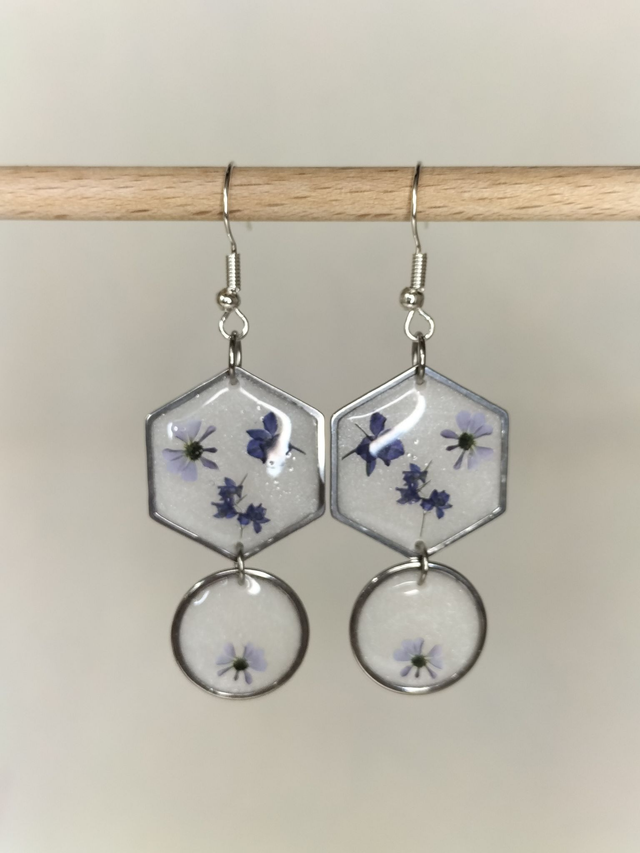 Boucles pendantes blanches &quot;fleurs bleues&quot;